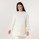 A model wearing seasonal beige soft tunic pullover - عارضة أزياء ترتدي سترة تونيك ناعمة باللون البيج