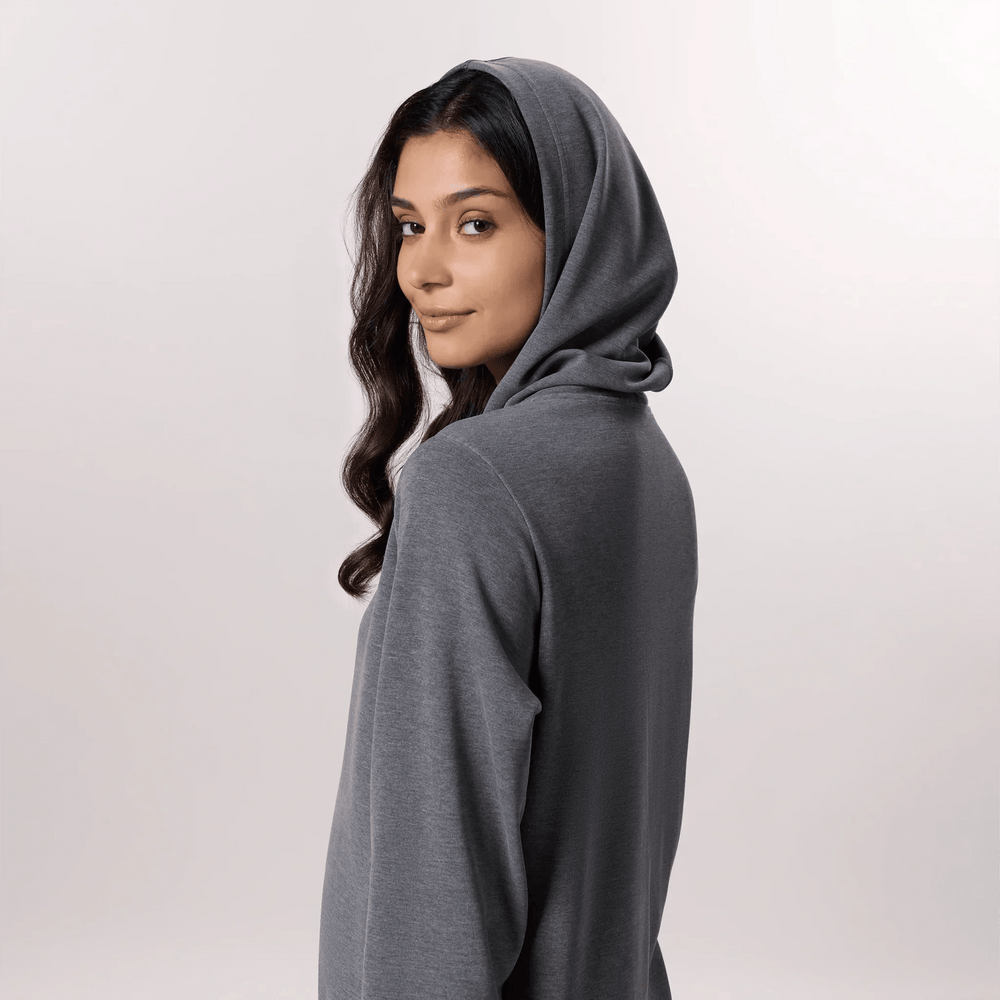 A model wearing seasonal charcoal melange hooded sweatshirt - عارضة أزياء ترتدي قميص بغطاء رأس باللون الرمادي