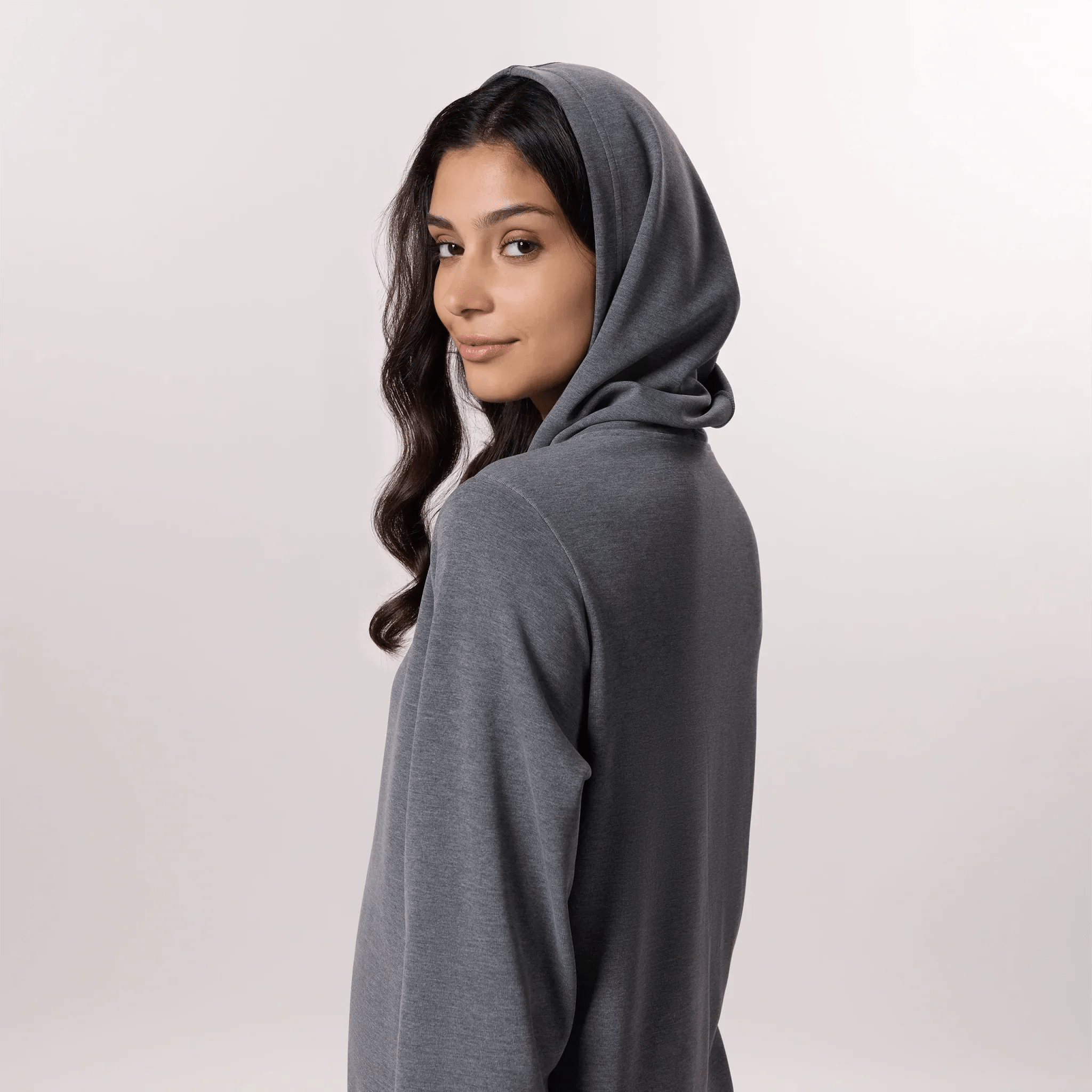 A model wearing seasonal charcoal melange hooded sweatshirt - عارضة أزياء ترتدي قميص بغطاء رأس باللون الرمادي