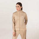 A model wearing a seasonal sand track jacket with Kayanee's logo - عارضة أزياء ترتدي سترة رياضية باللون الرملي تحمل شعار كياني