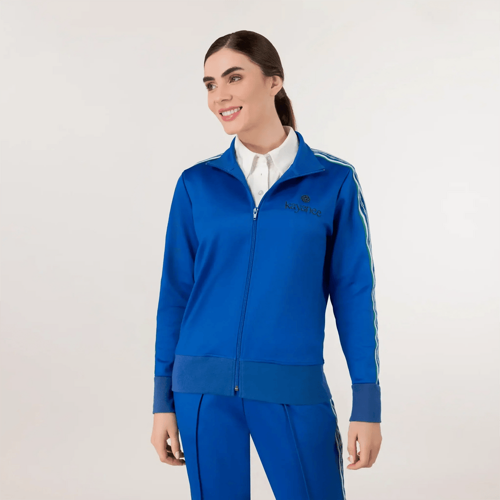 A model in seasonal blue track set printed with Kayanee logo - عارضة أزياء ترتدي طقم رياضي باللون الأزرق مطبوعًا عليه شعار كياني