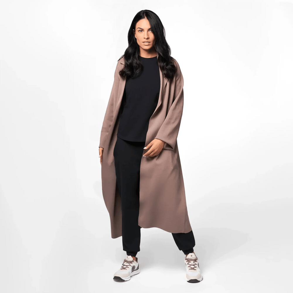 A model wearing seasonal brown maxi knitted coat - عارضة أزياء ترتدي معطف بني طويل محبوك