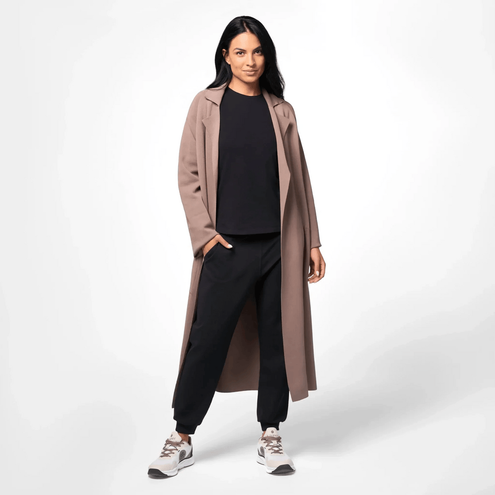 A model wearing seasonal brown maxi knitted coat - عارضة أزياء ترتدي معطف بني طويل محبوك