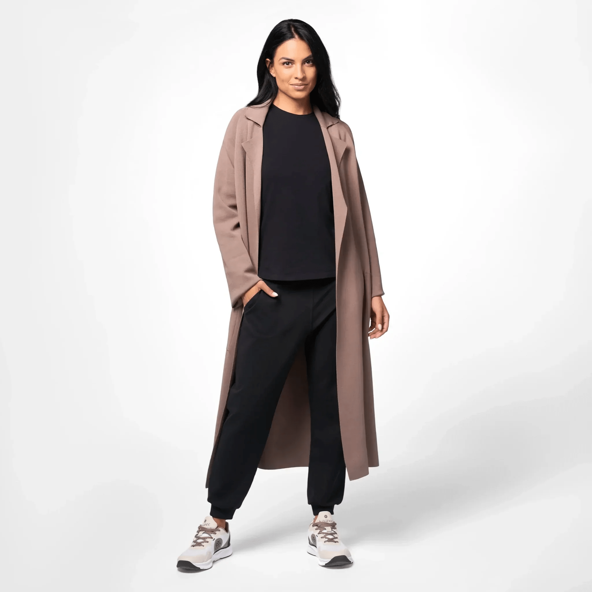 A model wearing seasonal brown maxi knitted coat - عارضة أزياء ترتدي معطف بني طويل محبوك