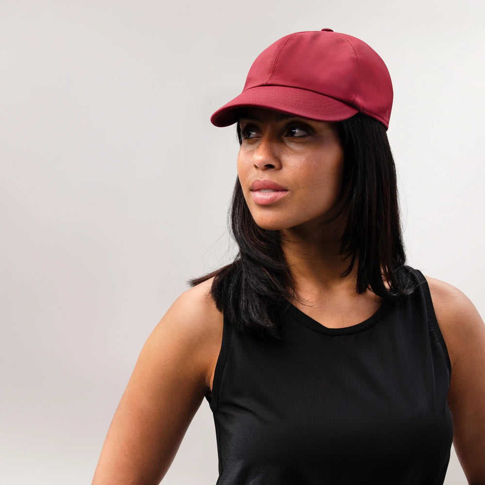 Grape red baseball hat with curved brim and logo - قبعة بيسبول حمراء عنبية ذات حافة منحنية وشعار