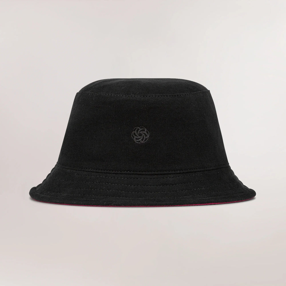 Kayanee-logo printed black bucket hat - قبعة بكت سوداء مطبوعة بشعار كياني