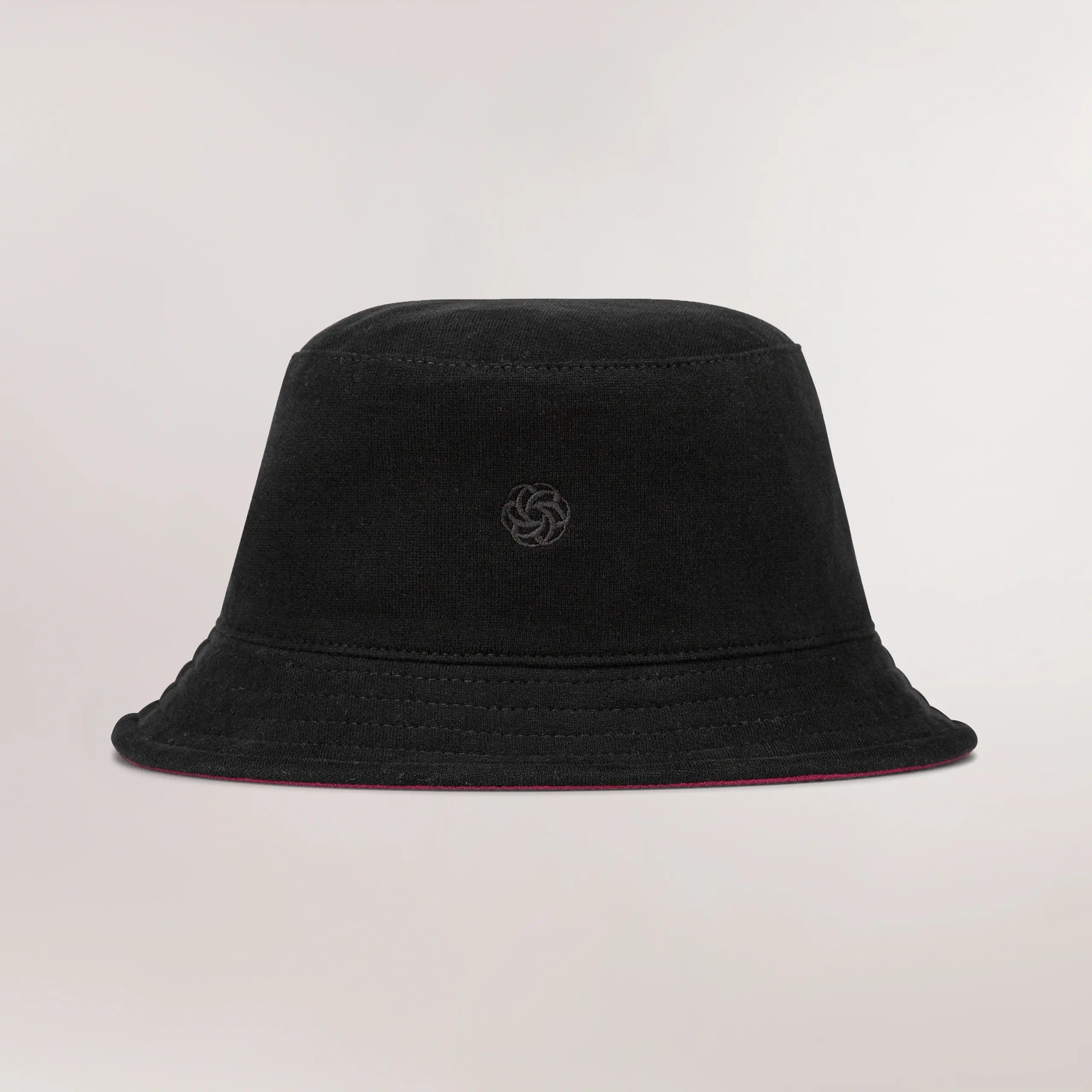 Kayanee-logo printed black bucket hat - قبعة بكت سوداء مطبوعة بشعار كياني