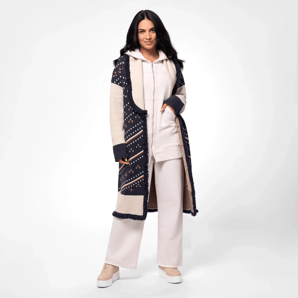 A model in seasonal multicolour maxi wrap cardigan - عارضة أزياء ترتدي كارديجان ماكسي ملفوف متعدد الألوان