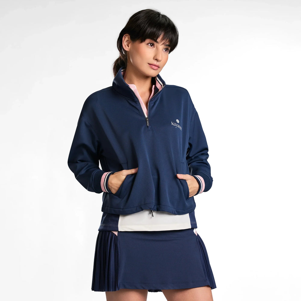 A model wearing a seasonal navy half zip cropped jacket - عارضة أزياء ترتدي سترة زرقاء داكنة قصيرة بنصف سحاب