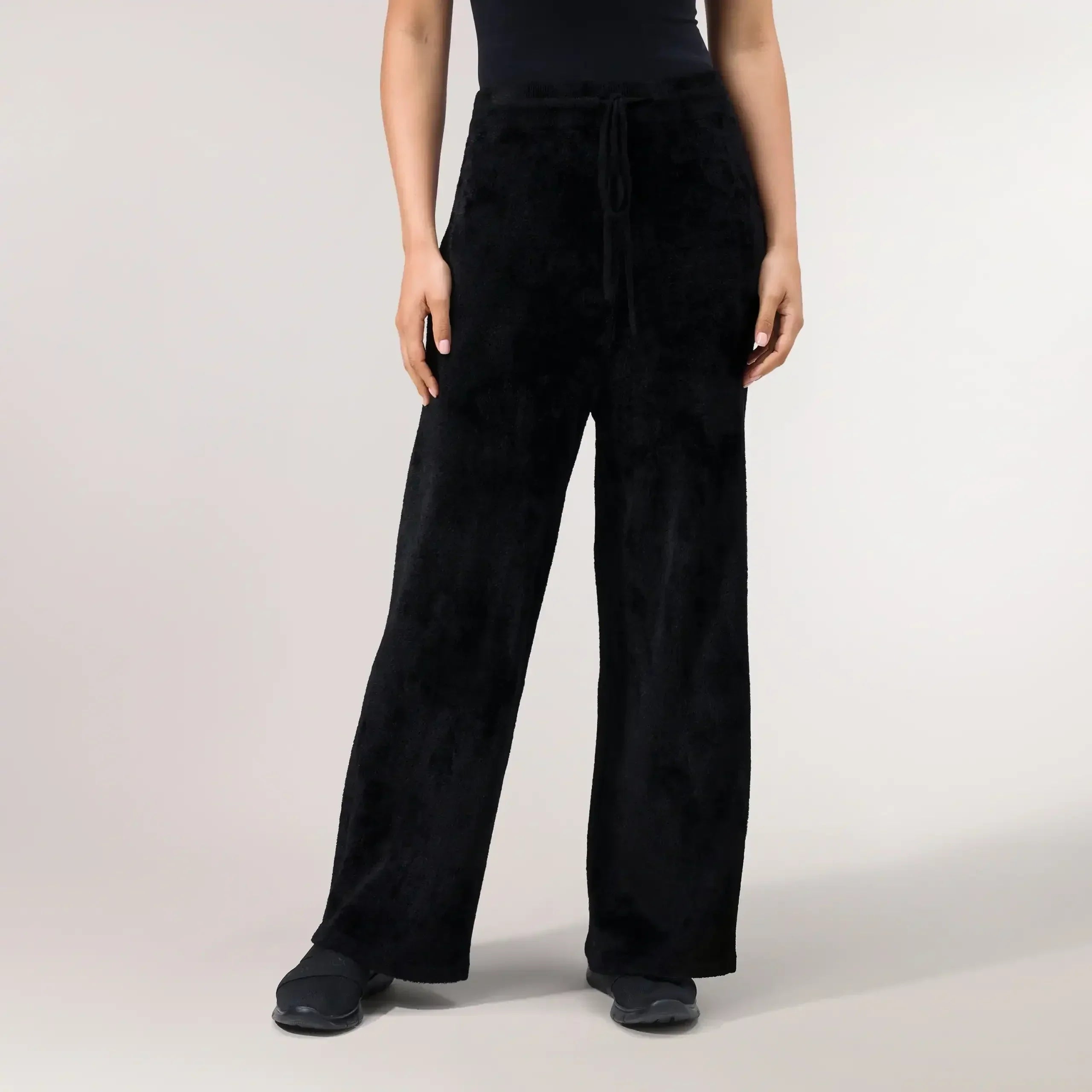 Soft Cozy Up black lounge pants with adjustable waistband - بنطال لوْنج "كوزي آب" أسود ناعم بحزام خصر قابل للتعديل