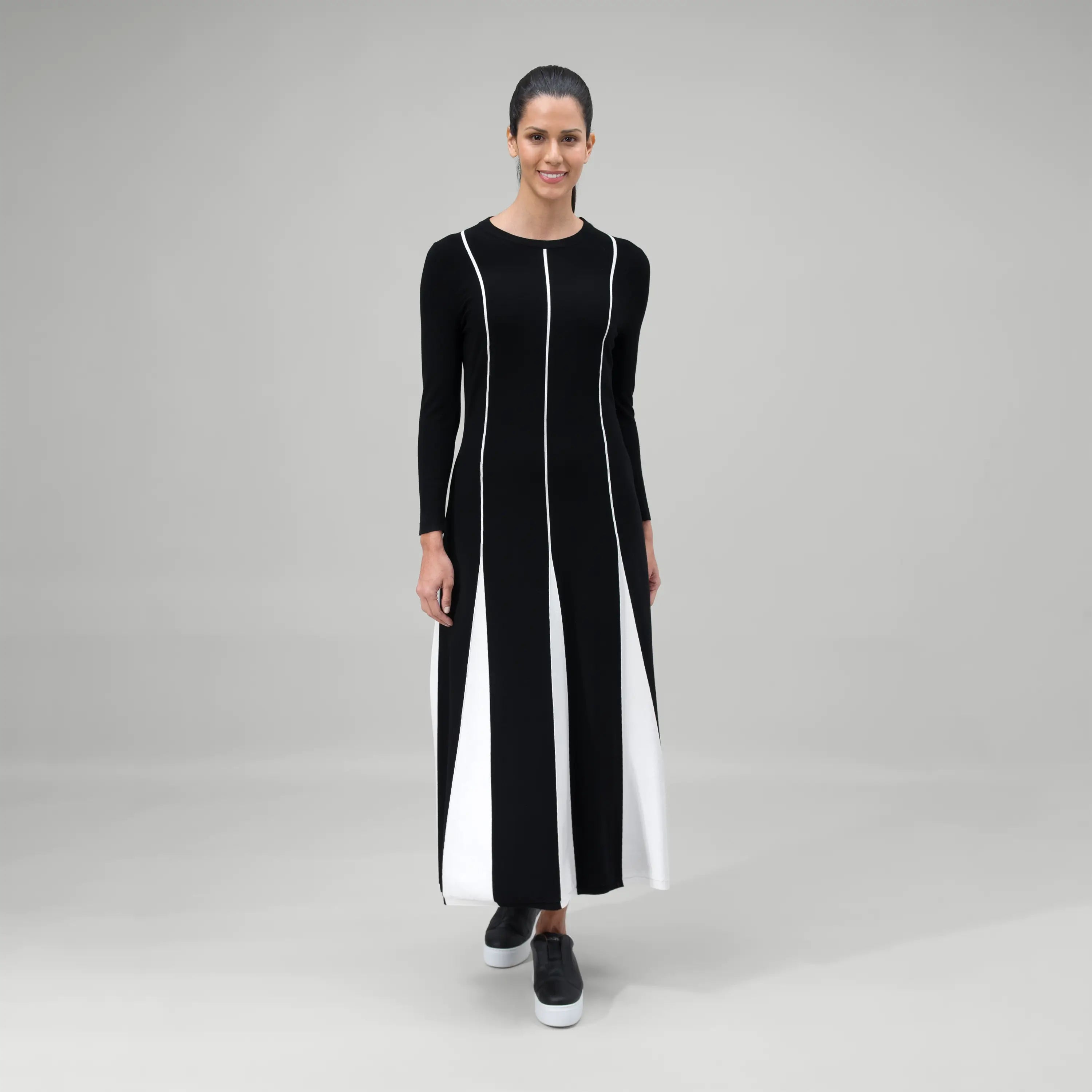 A model wearing maxi seasonal black flared panel dress - عارضة أزياء ترتدي فستان ماكسي أسود موسمي بقصة واسعة