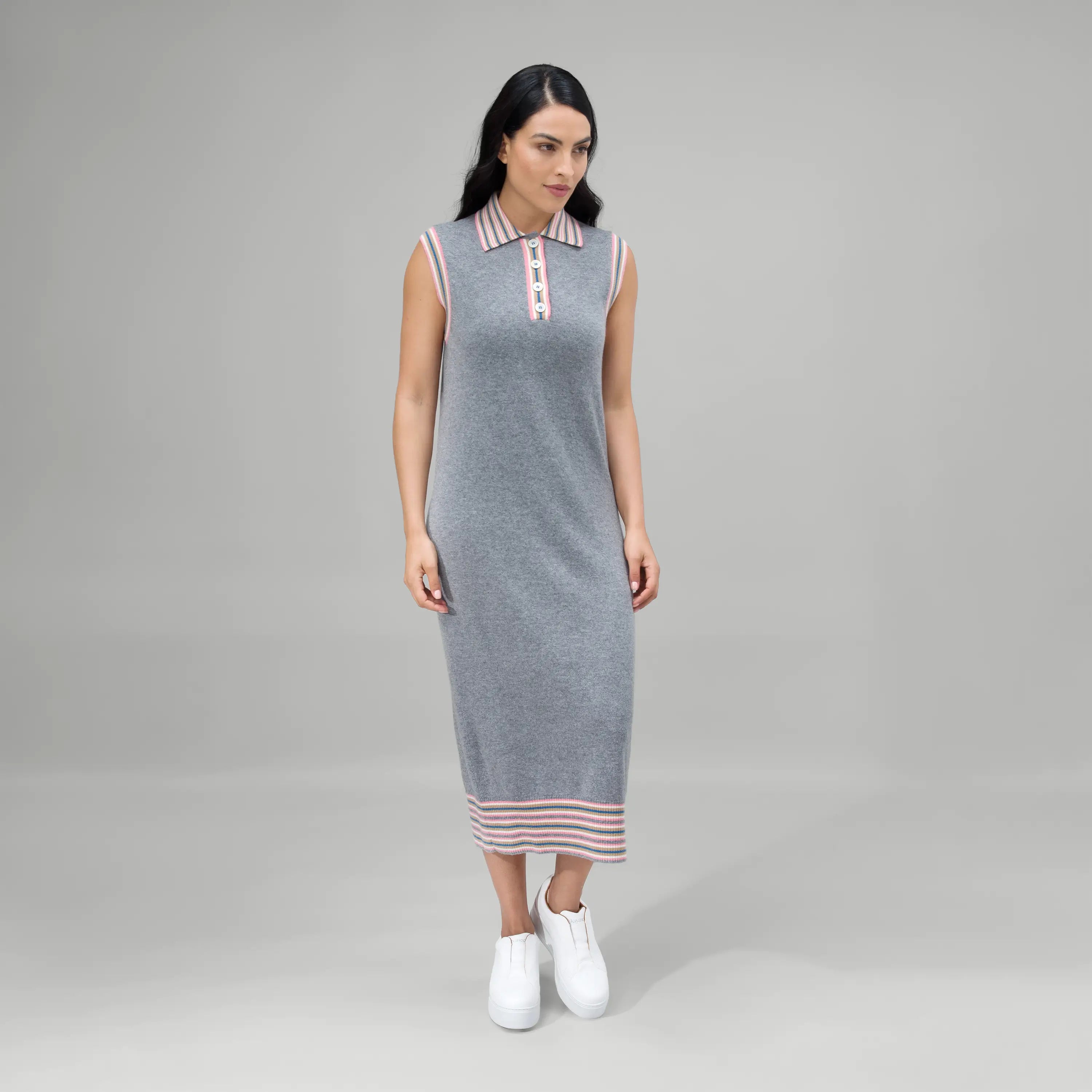 A model in a seasonal grey cashmere maxi polo dress - عارضة أزياء ترتدي فستان بولو ماكسي من الكشمير الرمادي