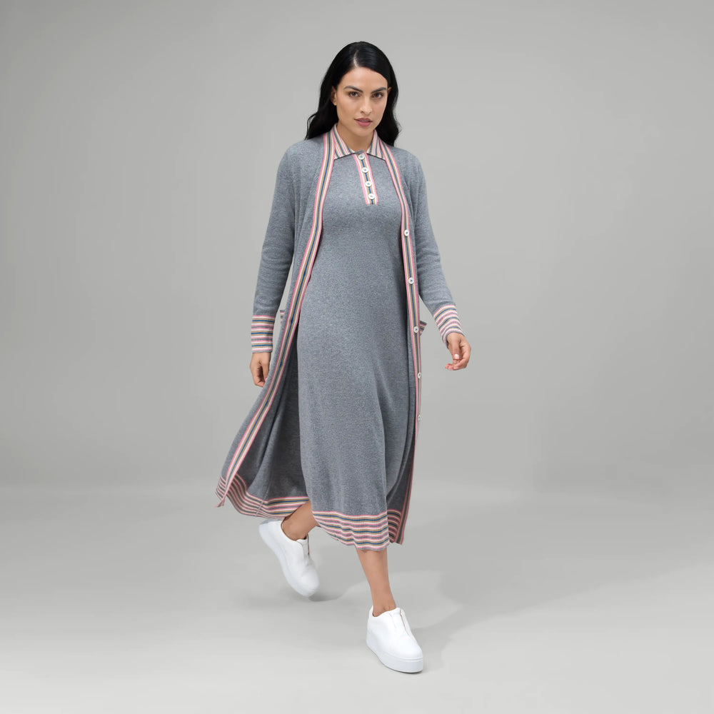 A model in a seasonal grey cashmere maxi cardigan over a matching dress - عارضة أزياء ترتدي كارديجان رمادي طويل من الكشمير مع فستان متناسق