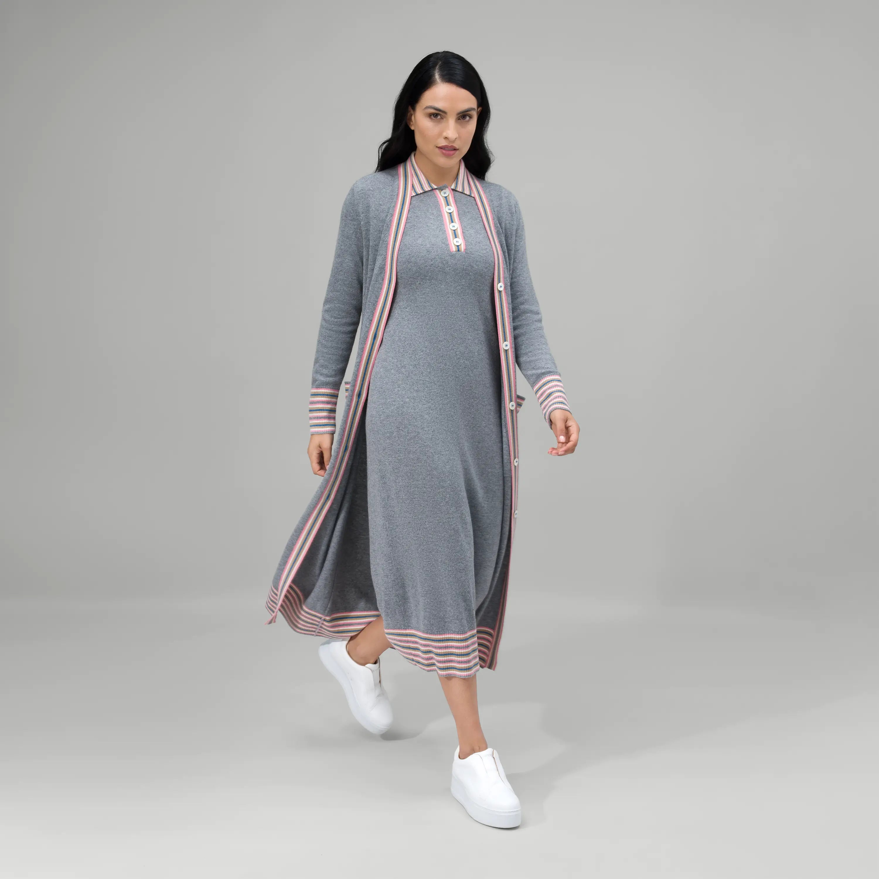 A model in a seasonal grey cashmere maxi cardigan over a matching dress - عارضة أزياء ترتدي كارديجان رمادي طويل من الكشمير مع فستان متناسق