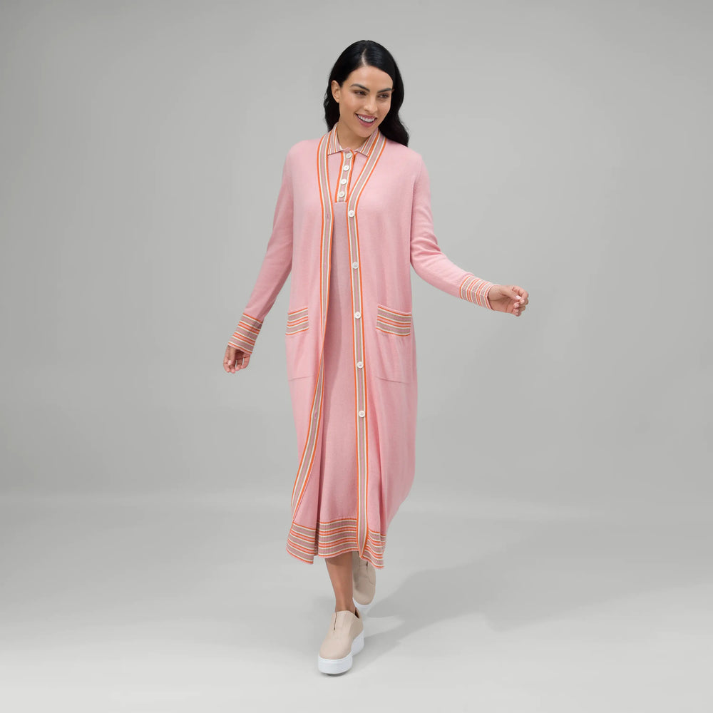 A model wearing seasonal pink cashmere maxi cardigan with side pockets - عارضة أزياء ترتدي كارديجان ماكسي وردي مصنوع من الكشمير مع جيوب جانبية