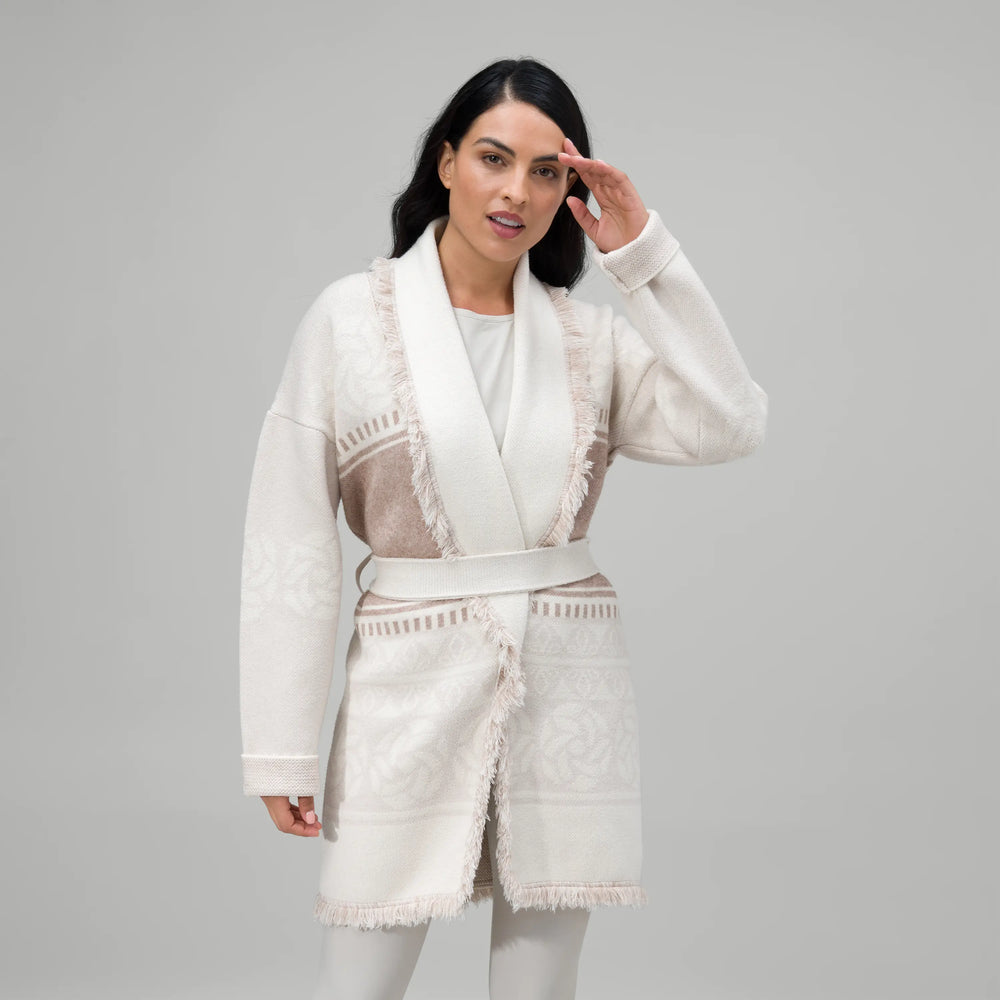 A model wearing seasonal white midi wrap cardigan - عارضة أزياء ترتدي كارديجان باللون الأبيض متوسط الطول