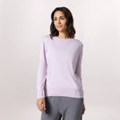 A model wearing a seasonal lilac crewneck knit sweater - عارضة أزياء ترتدي سترة محبوكة باللون الأرجواني ذات رقبة دائرية