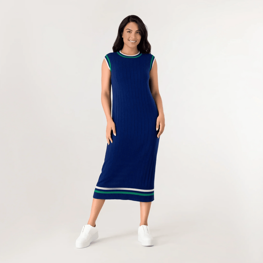 A model wearing a seasonal blue cable knit cashmere dress - عارضة أزياء ترتدي فستانًا موسميًا من الكشمير باللون الأزرق