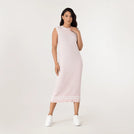 A model wearing seasonal pink cable cashmere dress - عارضة أزياء ترتدي فستانًا ورديًا من الكشمير