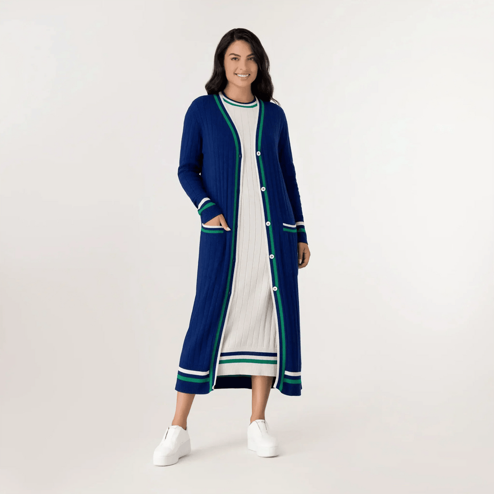 A model wearing blue longline cashmere cardigan with soft drape - عارضة أزياء ترتدي كارديغان كشمير طويل باللون الأزرق بانسدال ناعم