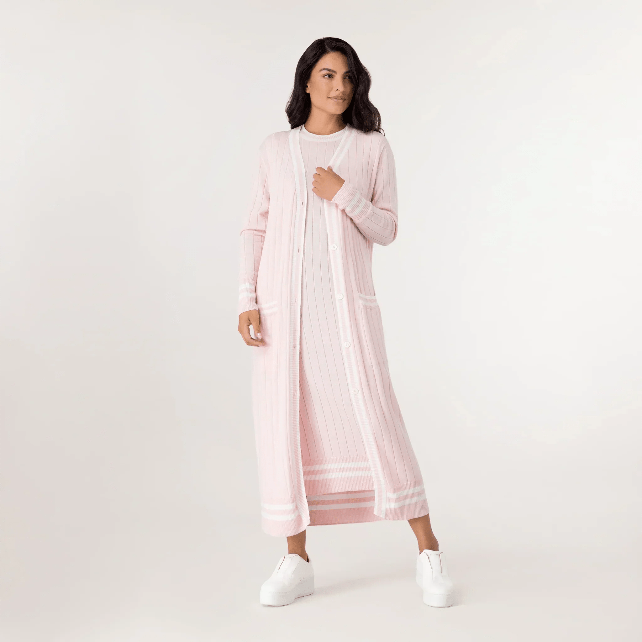 A model wearing cashmere longline cardigan in a seasonal pink color - عارضة أزياء ترتدي كارديجان وردي طويل من الكشمير