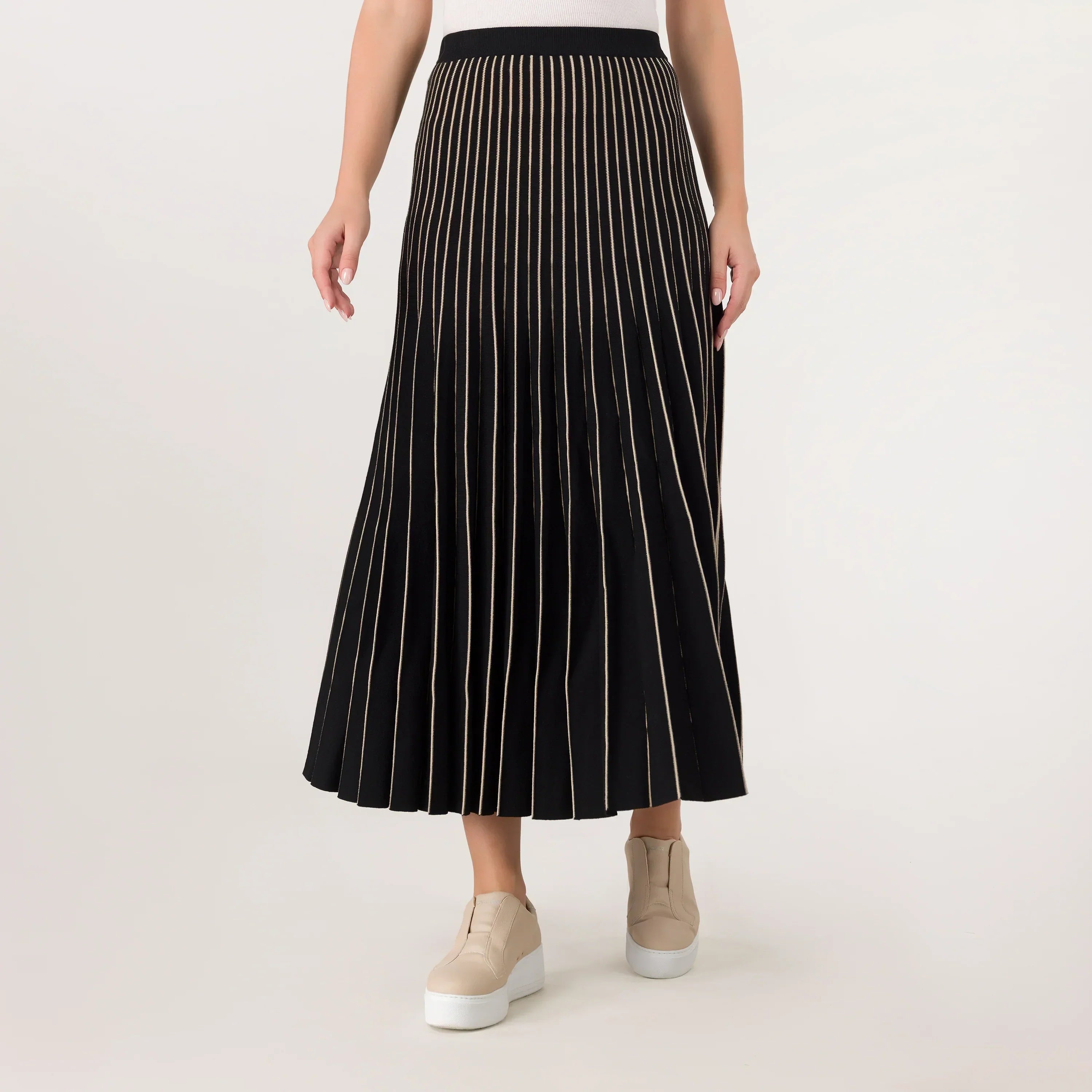 Seasonal black pleated maxi skirt with gold stripes - تنورة ماكسي سوداء تتميز بخطوط ذهبية
