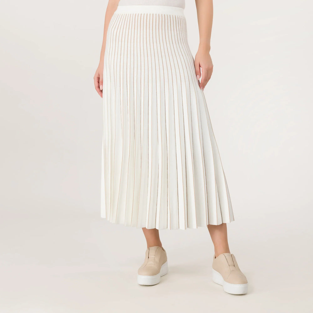 A model wearing a seasonal white pleated maxi skirt with golden stripes - عارضة أزياء ترتدي تنورة ماكسي بيضاء بثنيات وخطوط ذهبية