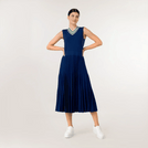 A model wearing seasonal navy pleated knit dress - عارضة أزياء ترتدي فستان أزرق محبوك يتميز بثنيات
