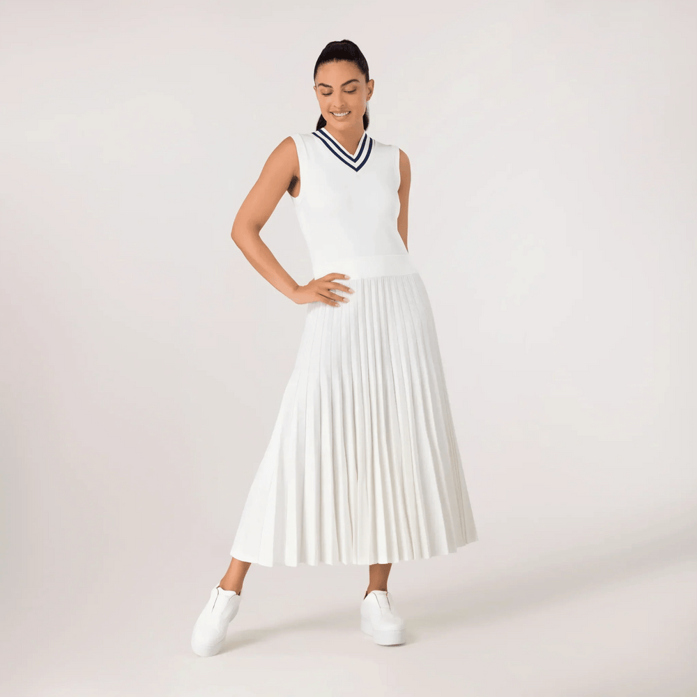 A model wearing sleeveless pleated knit dress in a seasonal white color - عارضة أزياء ترتدي فستان أبيض محبوك بدون أكمام