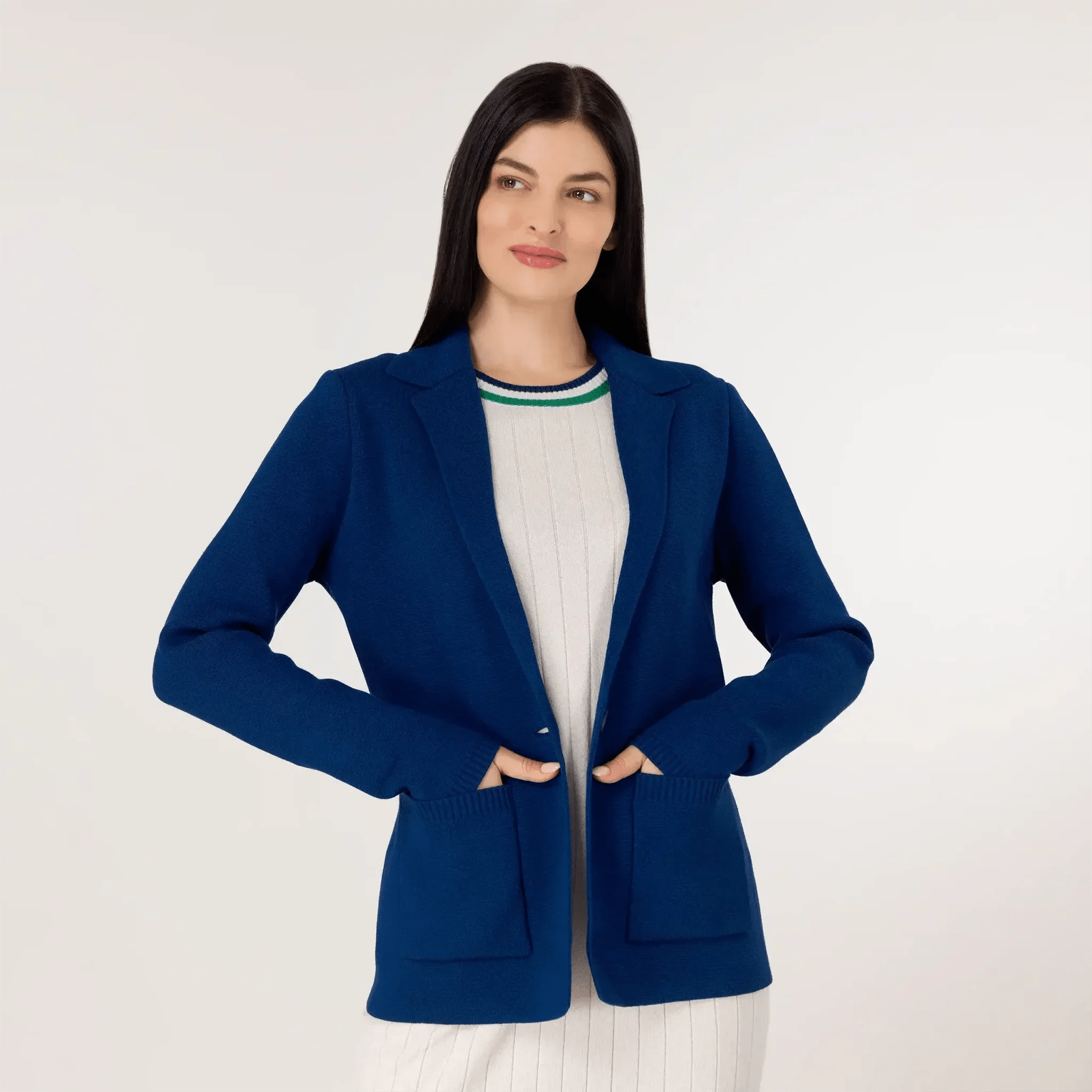 A model wearing seasonal navy knitted blazer - عارضة أزياء ترتدي سترة محبوكة باللون الأزرق