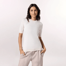A model wearing a seasonal ivory short sleeve knit sweater - عارضة أزياء ترتدي سترة محبوكة قصيرة الأكمام باللون العاجي