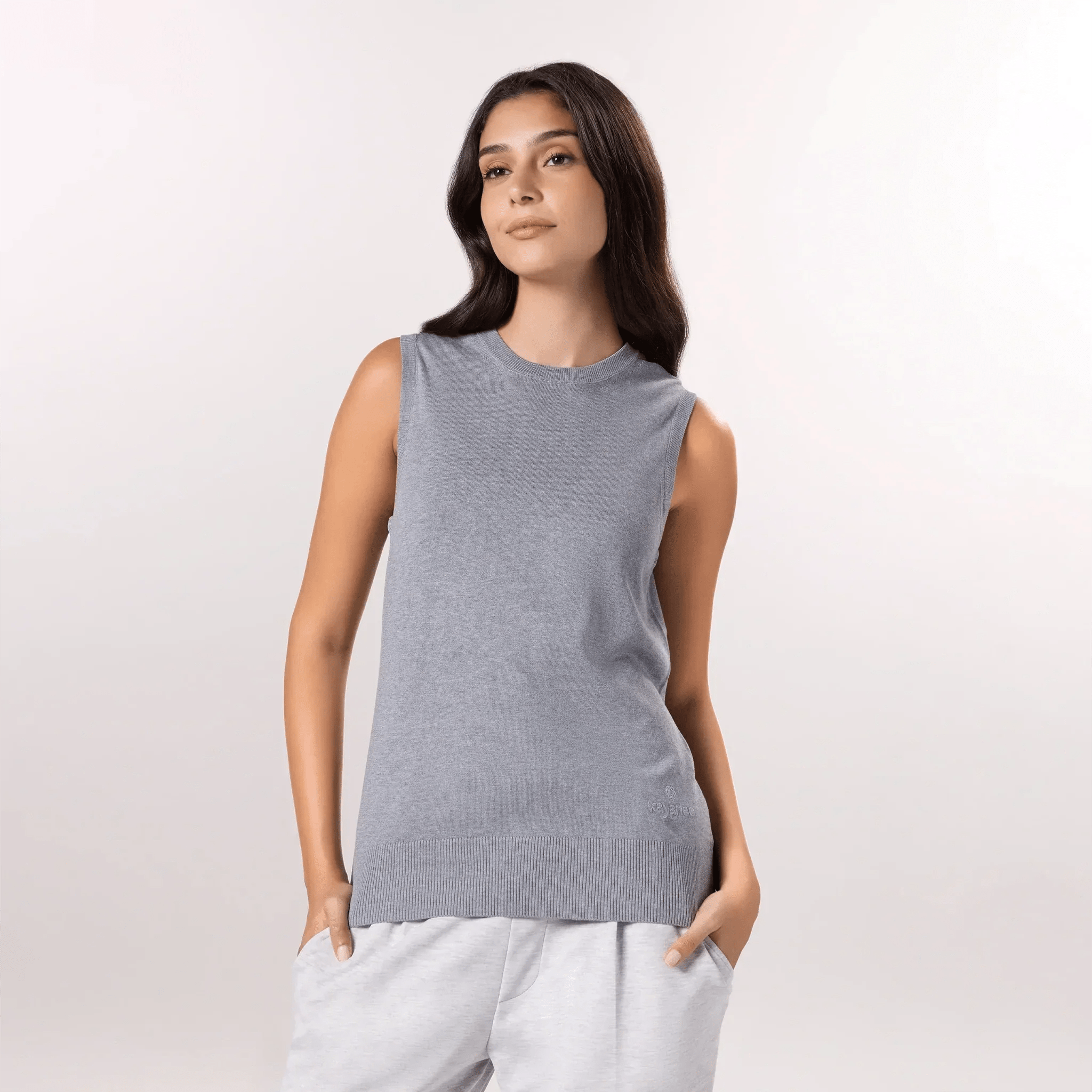 Grey sleeveless knit sweater with ribbed trim - سترة رمادية محبوكة بدون أكمام