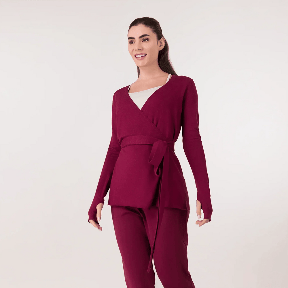A model in core grape red ballerina wrap set - عارضة أزياء ترتدي بدلة باليه نبيتي بقصة مميزة