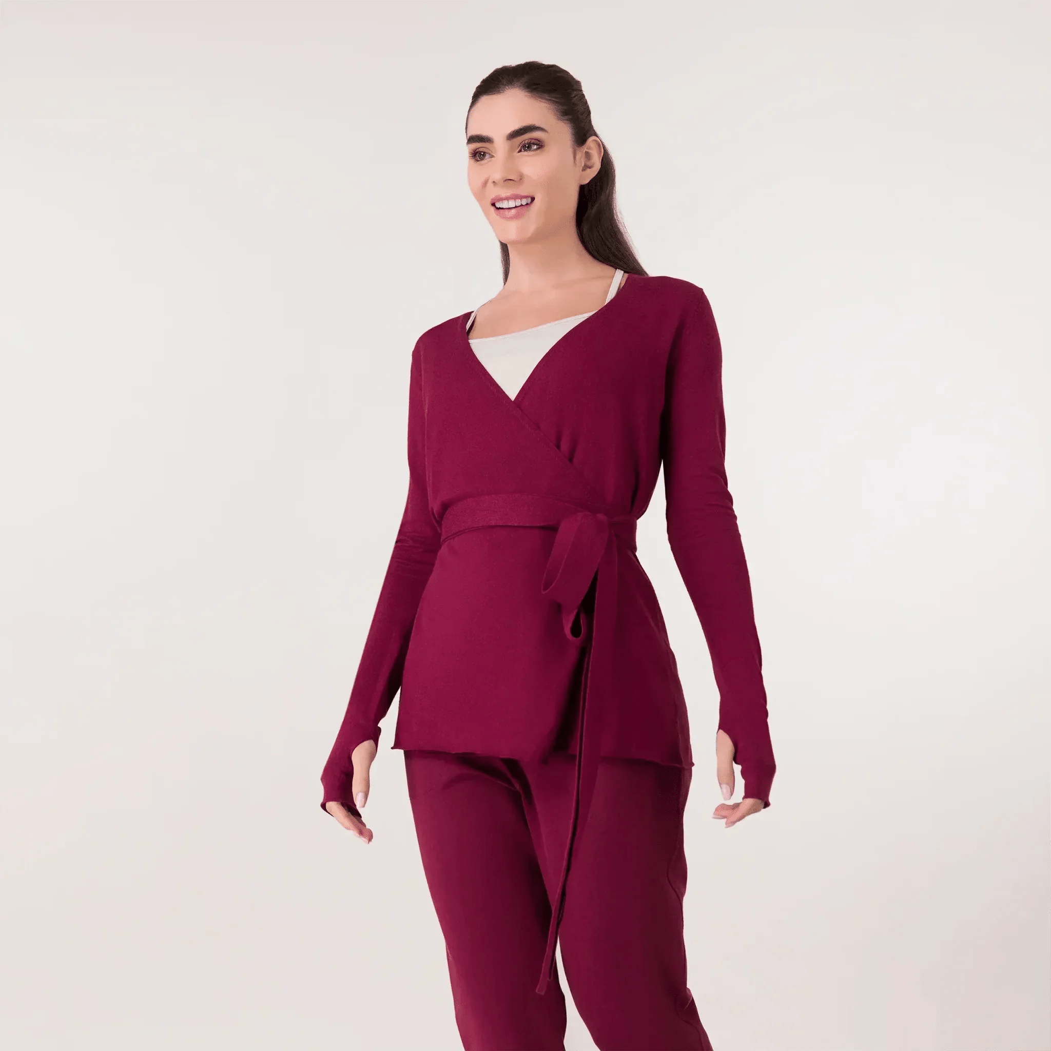 A model in core grape red ballerina wrap set - عارضة أزياء ترتدي بدلة باليه نبيتي بقصة مميزة