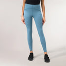 A model wearing core blue Freestyle leggings - عارضة أزياء ترتدي ليجينز"فري ستايل" باللون الأزرق