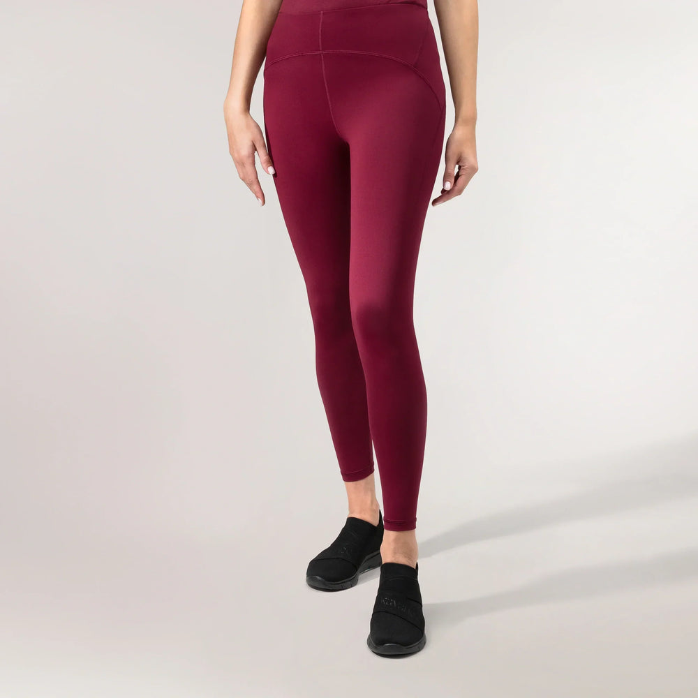 A model wearing a core grape red Freestyle legging - عارضة أزياء ترتدي ليقنز "فري ستايل" باللون الأحمر العنبي
