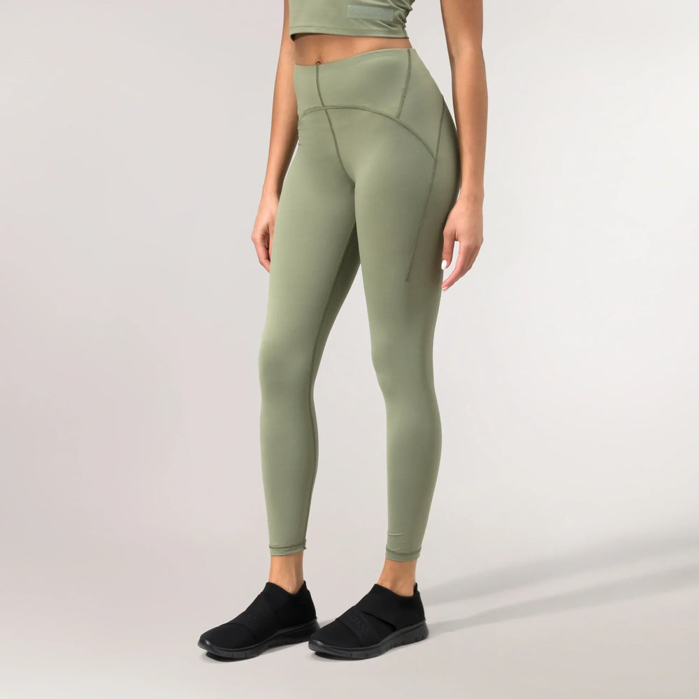 A model wearing core musk green Freestyle legging - عارضة أزياء ترتدي ليقنز "فري ستايل" باللون الأخضر