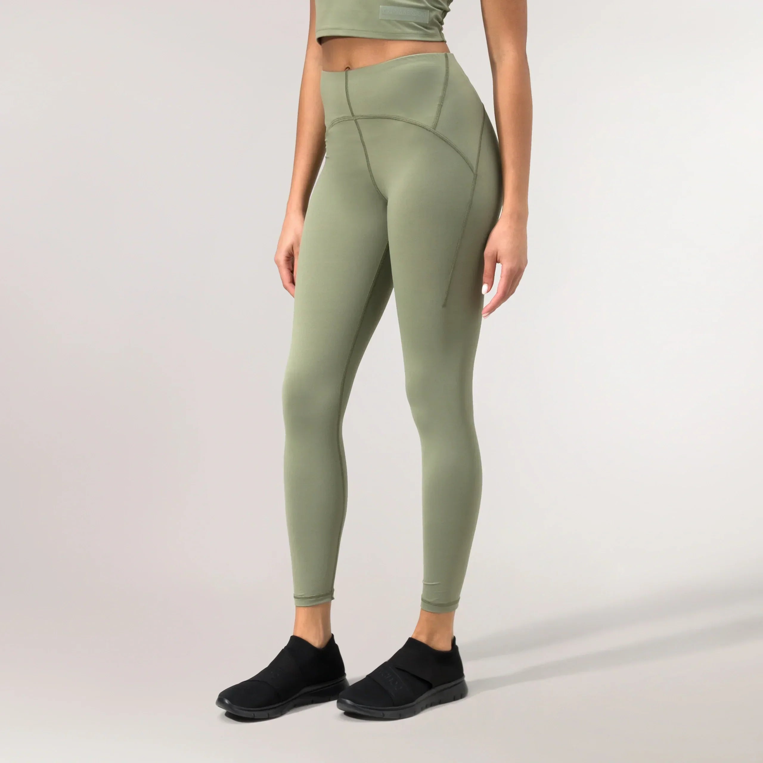 A model wearing core musk green Freestyle legging - عارضة أزياء ترتدي ليقنز "فري ستايل" باللون الأخضر