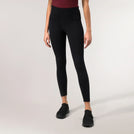Black sculpting compression leggings with sleek silhouette & high waist - عارضة أزياء ترتدي ليقنز ضاغط أسود بخصر عالٍ وقصّة انسيابية