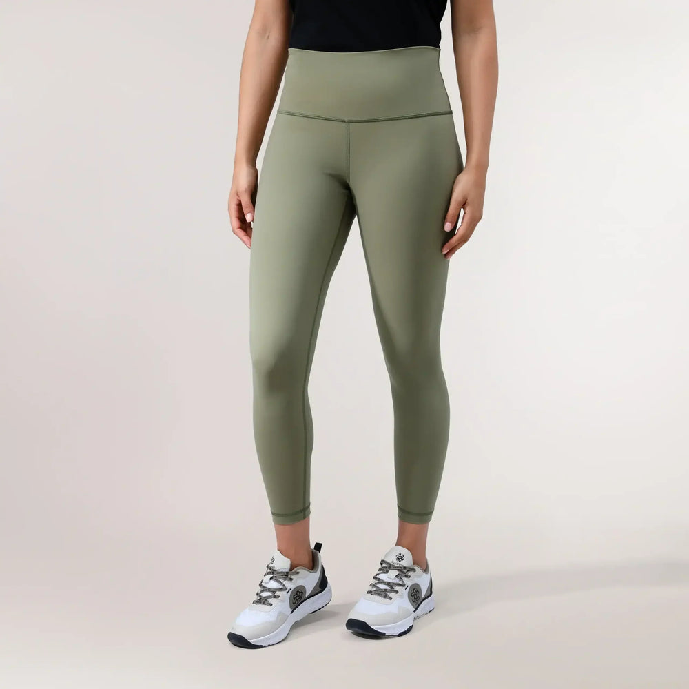 Musk green sculpting compression leggings with high-rise waist & sleek finish - عارضة أزياء ترتدي ليقنز ضاغط أخضر بخصر عالٍ