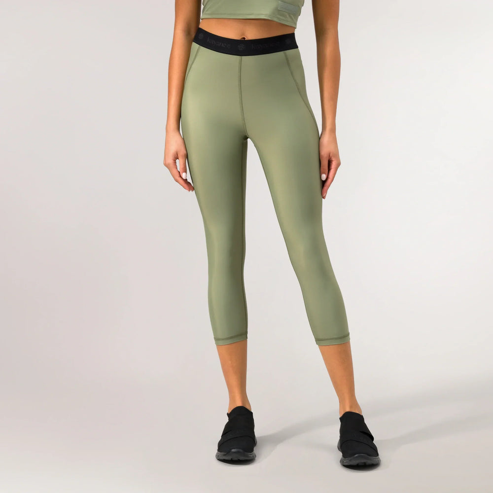 Core musk green cropped leggings - بنطلون ليقنز قصير باللون الأخضر