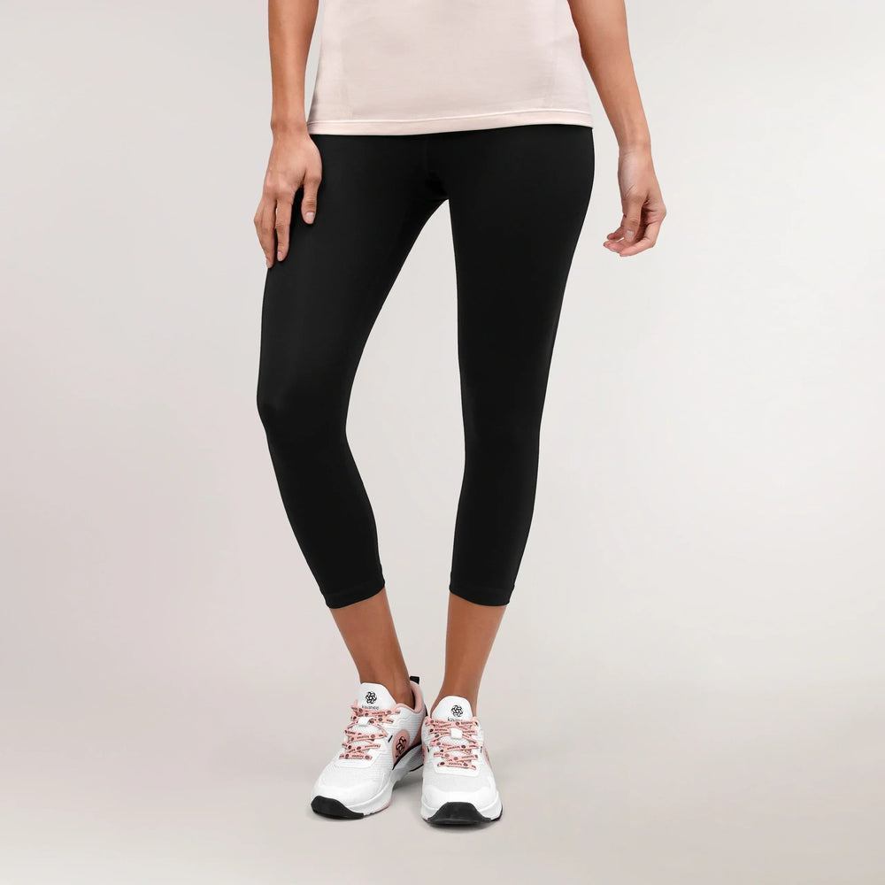 Black sculpting compression crop leggings with high waist & snug fit - عارضة أزياء ترتدي ليقنز قصير ضاغط باللون الأسود بخصر عالٍ وقصّة محكمة تنحت الجسم