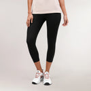 Black sculpting compression crop leggings with high waist & snug fit - عارضة أزياء ترتدي ليقنز قصير ضاغط باللون الأسود بخصر عالٍ وقصّة محكمة تنحت الجسم