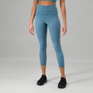 Blue sculpting compression crop leggings with high-rise fit - عارضة أزياء ترتدي ليقنز ضاغط قصير أزرق بخصر عالٍ