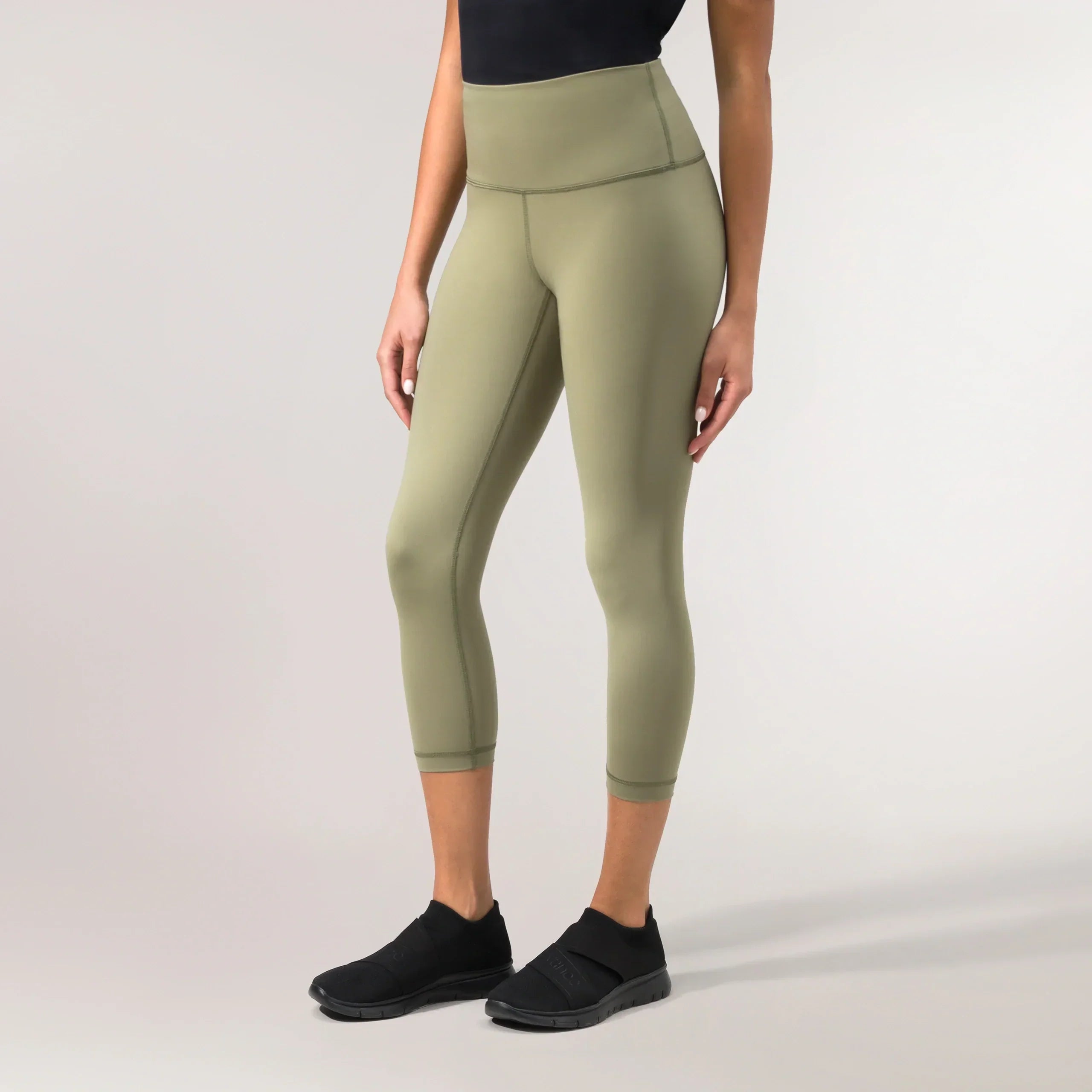 Musk green sculpting compression crop leggings - عارضة أزياء ترتدي ليقنز ضاغط قصير باللون الأخضر