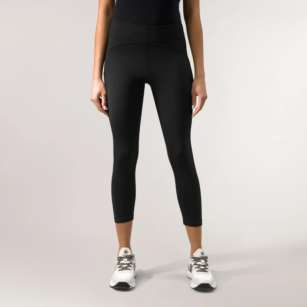 A model wearing Freestyle black cropped leggings with a high-rise fit - عارضة أزياء ترتدي ليقنز قصير بخصر عالٍ من تصميم "فري ستايل" باللون الأسود