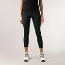 A model wearing Freestyle black cropped leggings with a high-rise fit - عارضة أزياء ترتدي ليقنز قصير بخصر عالٍ من تصميم "فري ستايل" باللون الأسود