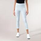 A model wearing Freestyle light blue cropped leggings - عارضة أزياء ترتدي ليقنز قصير باللون الأزرق الفاتح من تصميم "فري ستايل"