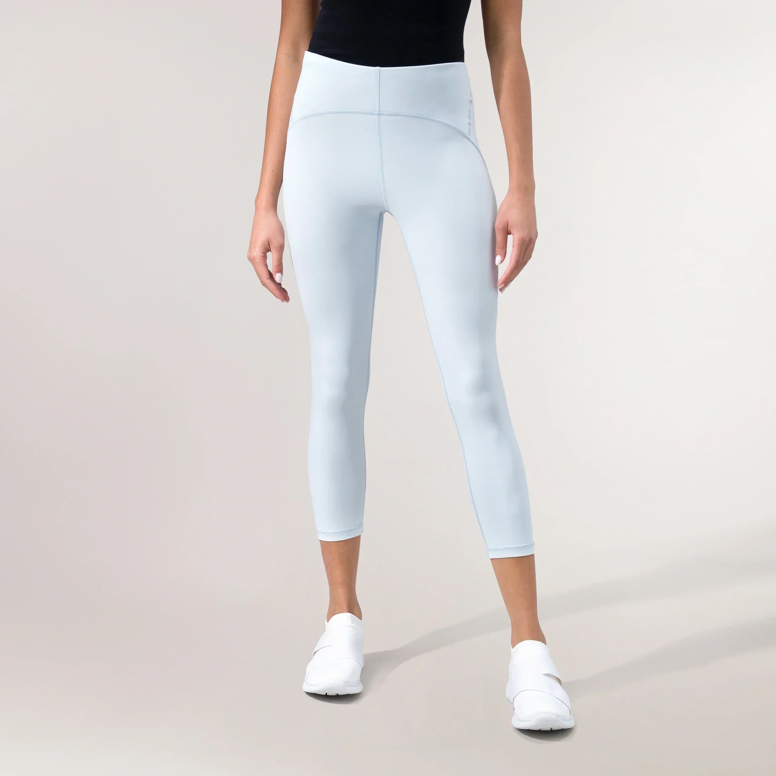 A model wearing Freestyle light blue cropped leggings - عارضة أزياء ترتدي ليقنز قصير باللون الأزرق الفاتح من تصميم