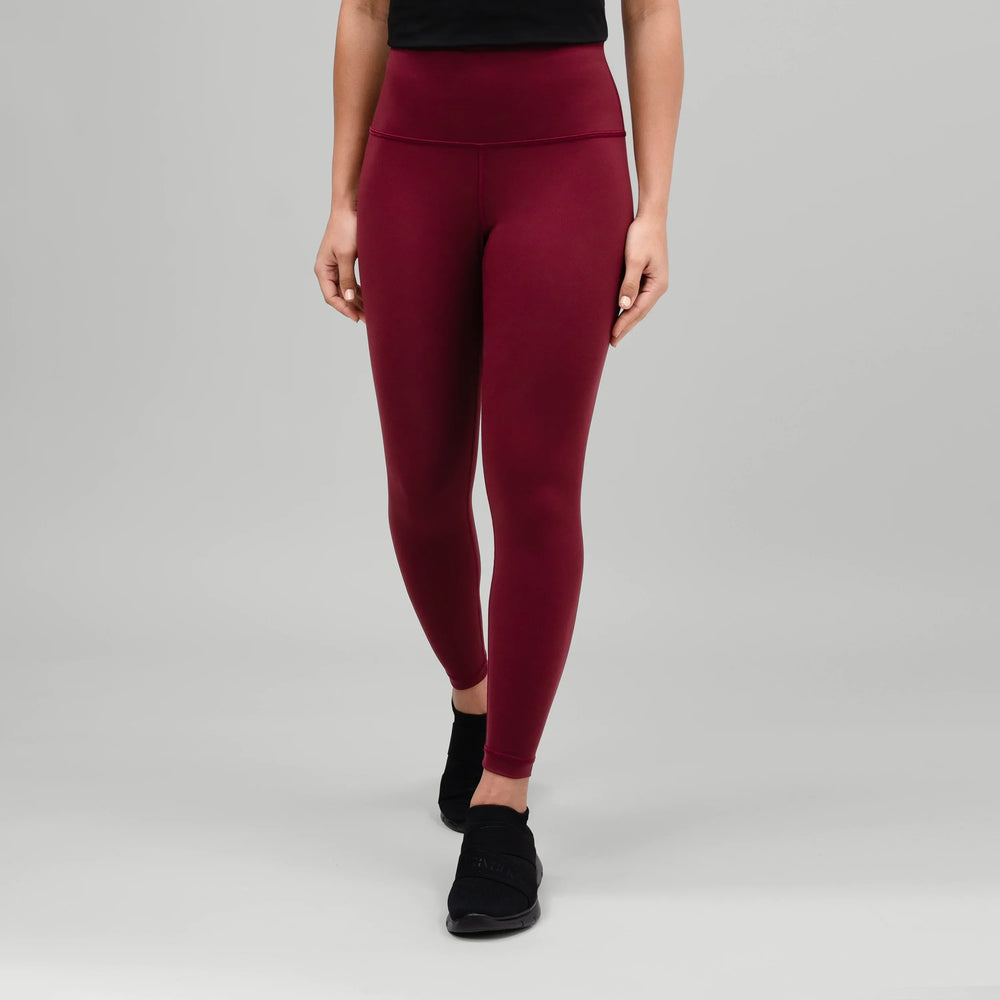 A model wearing a core grape red Freestyle cropped legging - عارضة أزياء ترتدي ليقنز قصير "فري ستايل" باللون الأحمر العنابي